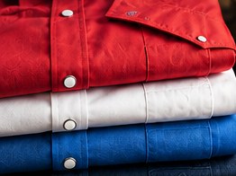 Camisas Alaska dobladas en rojo, blanco y azul rey